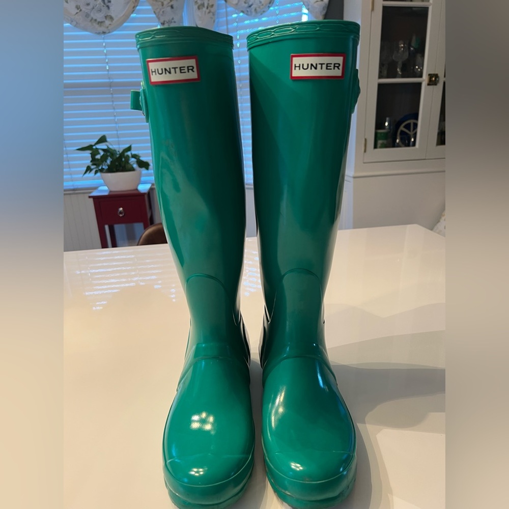 Teal blue/green tall Hunter boots. Really good condition, slight wear.